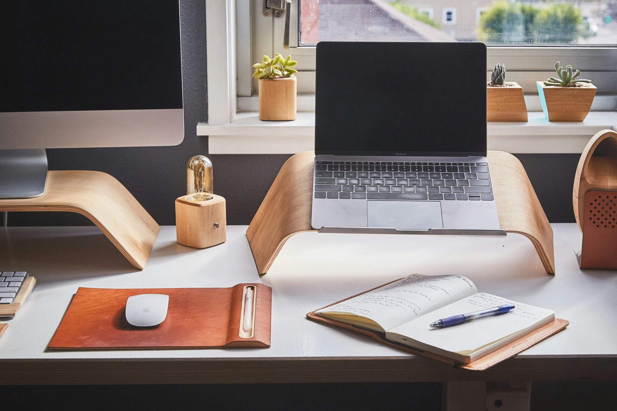 8-Ways-to-Organize-Your-Devices-For-Productivity-scaledjpg | ALCON DTS: Austin, TX Best Managed IT Support Services Free A stylish and contemporary home office setup with laptop and desk accessories. Stock Photo